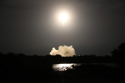 Корабът на SpaceX се закачи за Международната космическа станция