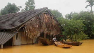 Най-малко 25 загинали и хиляди унощожени домове при наводнения във Виетнам