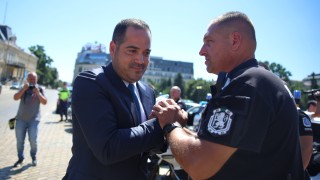 30 40 полицаи и детенита граждани се събрана да протестират в