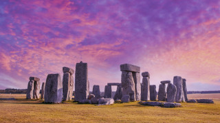 Стоунхендж е един от най известните монументи в света Разположен е