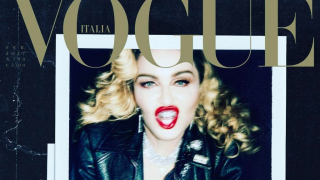 58-годишната Мадона си показа гърдите