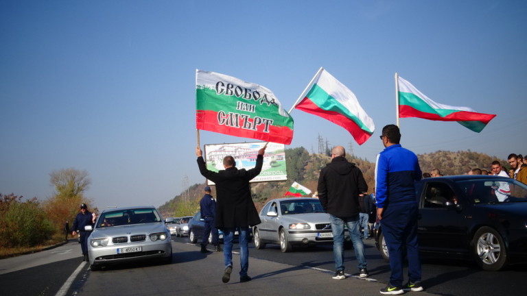 Глобяват 13 шофьори, блокирали пътя Добрич - Варна