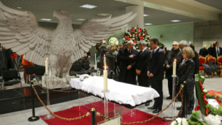 Погребват Еузебио днес до стадиона на Бенфика
