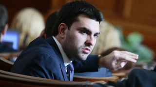 Нинова подредила вече служебния кабинет на Радев, уверени в ГЕРБ