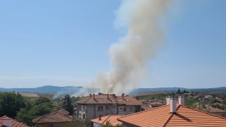 Неизправен камион предизвика пожар на три места в района на