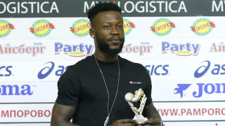 Нападателят на Левски Жуниор Мапуку получи наградата за най добър