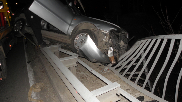 Катастрофа между автобус и кола край Драгичево по чудо се размина без жертви 