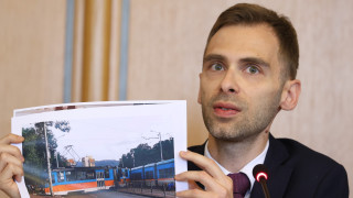Уморен ватман и дупки по релсите - причина за дерайлирал трамвай в София