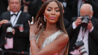 Наоми Кембъл по бельо на 53