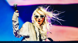 Обичайно Grimes влиза в полезрението ни покрай Илон Мъск и странните