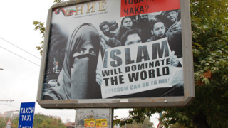 Пловдив "осъмна" с антиислямистки билборд