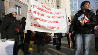 Болни от рядко заболяване искат спешна среща със Здравната каса