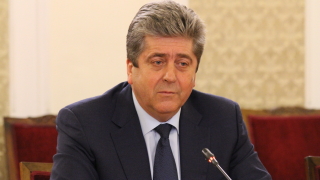 Първанов започна предизборни совалки в парламента