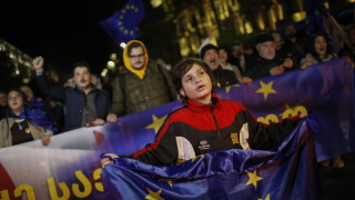 За пета вечер в центъра на Тбилиси и по специално към