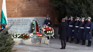 Осветиха бойните знамена на Българската армия, президентът прие почетния строй