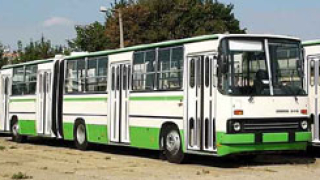 Градски автобус и камион на ВиК се сблъскаха в Пловдив