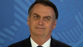 Президентът на Бразилия Жаир Болсонару се подписа под указ за