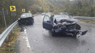 Трима души пострадаха при тежка катастрофа на пътя Банско