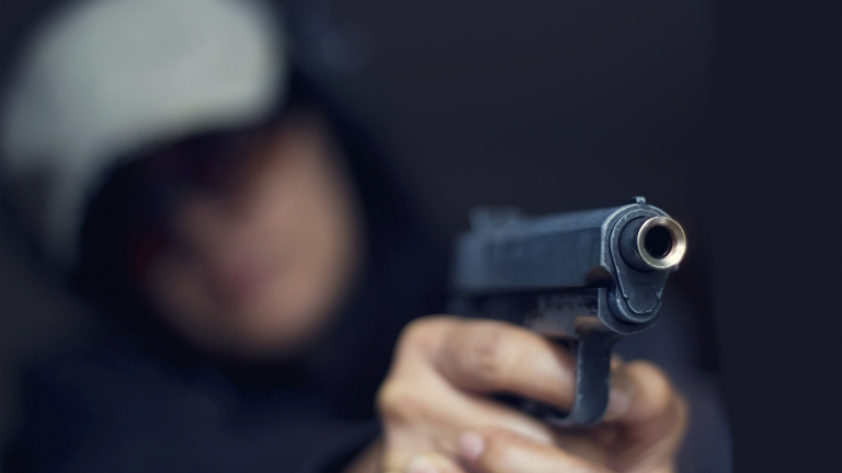 Младеж простреля 40-годишен мъж в Чирпан, информира Областната дирекция на