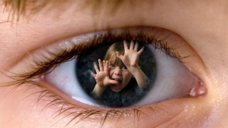 Разследват 23-годишна, заключвала децата си