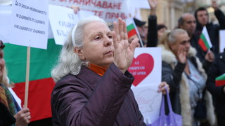 За свобода на вероизповеданията се обявиха протестиращи пред сградата на