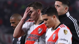 Цирк в Аржентина: Съдия удари неволно футболист на Ривър Плейт, играчът си отмъсти и получи червен картон (ВИДЕО)