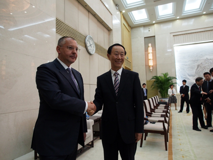 Никой не печели от ескалацията на кризата в Украйна, заяви Станишев в Китай