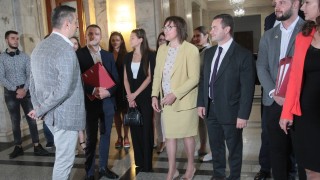 Лидерът на БСП Корнелия Нинова апелира ГЕРБ да коментират по