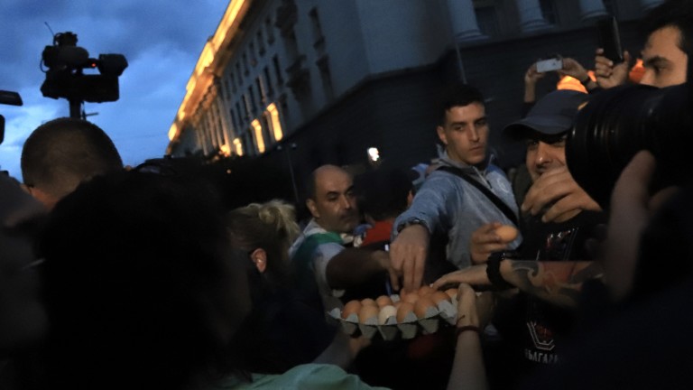 Протестиращите хвърляха яйца и домати срещу МС
