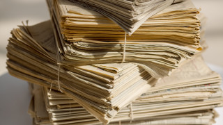 Първите публикации напомнящи днешните вестници се появяват още през Древността