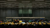  Протестиращи нахлуха и окупираха Народното събрание на Хонконг 