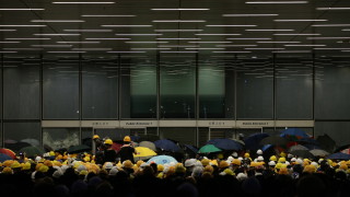 Протестиращи нахлуха и окупираха парламента на Хонконг