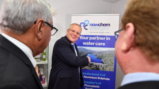 Министър председателят на Австралия Скот Морисън е бил замерен с яйце