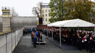 Вицепремиерът и външен министър Екатеринa Захариева е представителят на България