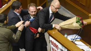 Меле във Върховната рада, изнасят Яценюк от трибуната