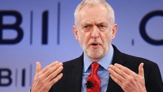 Британската кралица Елизабет II трябва да се извини че е