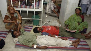69 трупа след употреба на домашен алкохол в Индия