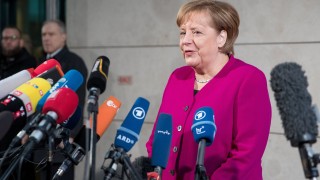 Меркел преговаря с Шулц и Зеехофер за коалиция