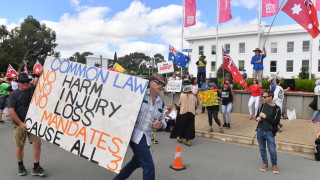 Група демонстранти против ваксинациите и привърженици на конспиративните теории блокираха австралийската