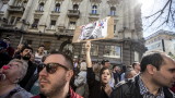  Сръбският президент Вучич съумя да напусне постройката на президентството 