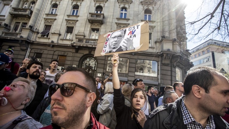 Сръбският президент Александър Вучич е успял да напусне сградата на