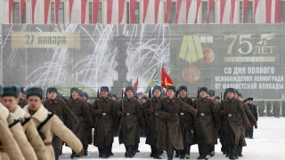 С парад Русия отбеляза 75 г от обсадата на Ленинград