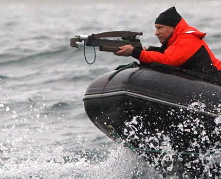 Путин с арбалет срещу сиви китове