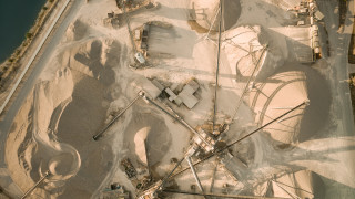 Пясъкът - изчезващ, но съществен ресурс, за който се борят индустрия и мафия