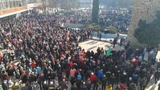 Хиляди граждани се стекоха на пл Освобождение в центъра на Ботевград