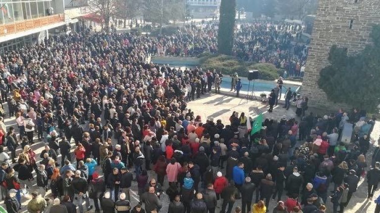 Хиляди граждани се стекоха на пл. Освобождение в центъра на