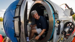 Амбициозен любопитен и скаран с правилата така най кратко може