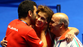 Помощник треньорът на женския национален отбор по борба Стоян Петков празнува