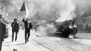 Близо половината от руснаците не знаят за инвазията в Чехословакия през 1968 г.
