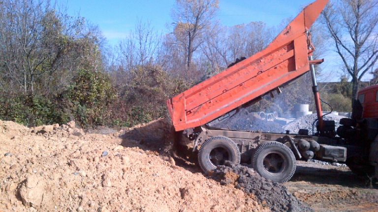 Граждани алармирали Кадиев за депо за строителни отпадъци в Горна баня